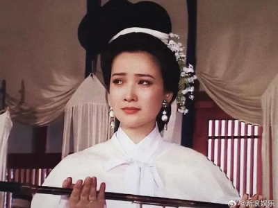 许亚军何晴儿子惊艳亮相，杂志封面引关注