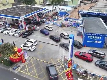 女模促销引发加油站热议：争议与反思并存