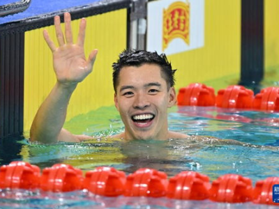 何甄陶夺得男子50米自由泳冠军