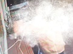 女子精心堆好小雪人，路人一拳砸碎引发众怒