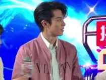 王鹤棣沈月跨年舞台，甜蜜互动点燃新年气氛