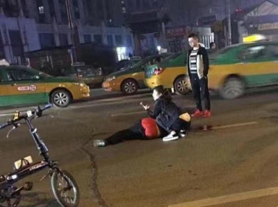 辅助驾驶失灵，司机打盹连撞30米水马惊魂一幕